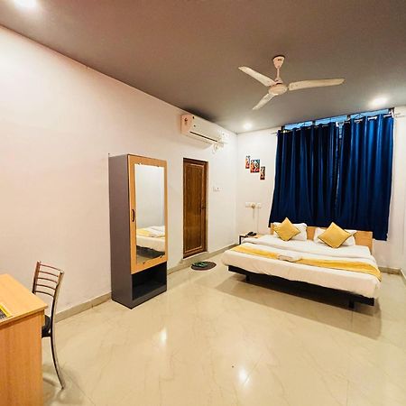 Hotel Aditya Palace 구와하티 외부 사진