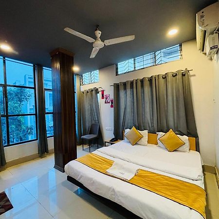 Hotel Aditya Palace 구와하티 외부 사진