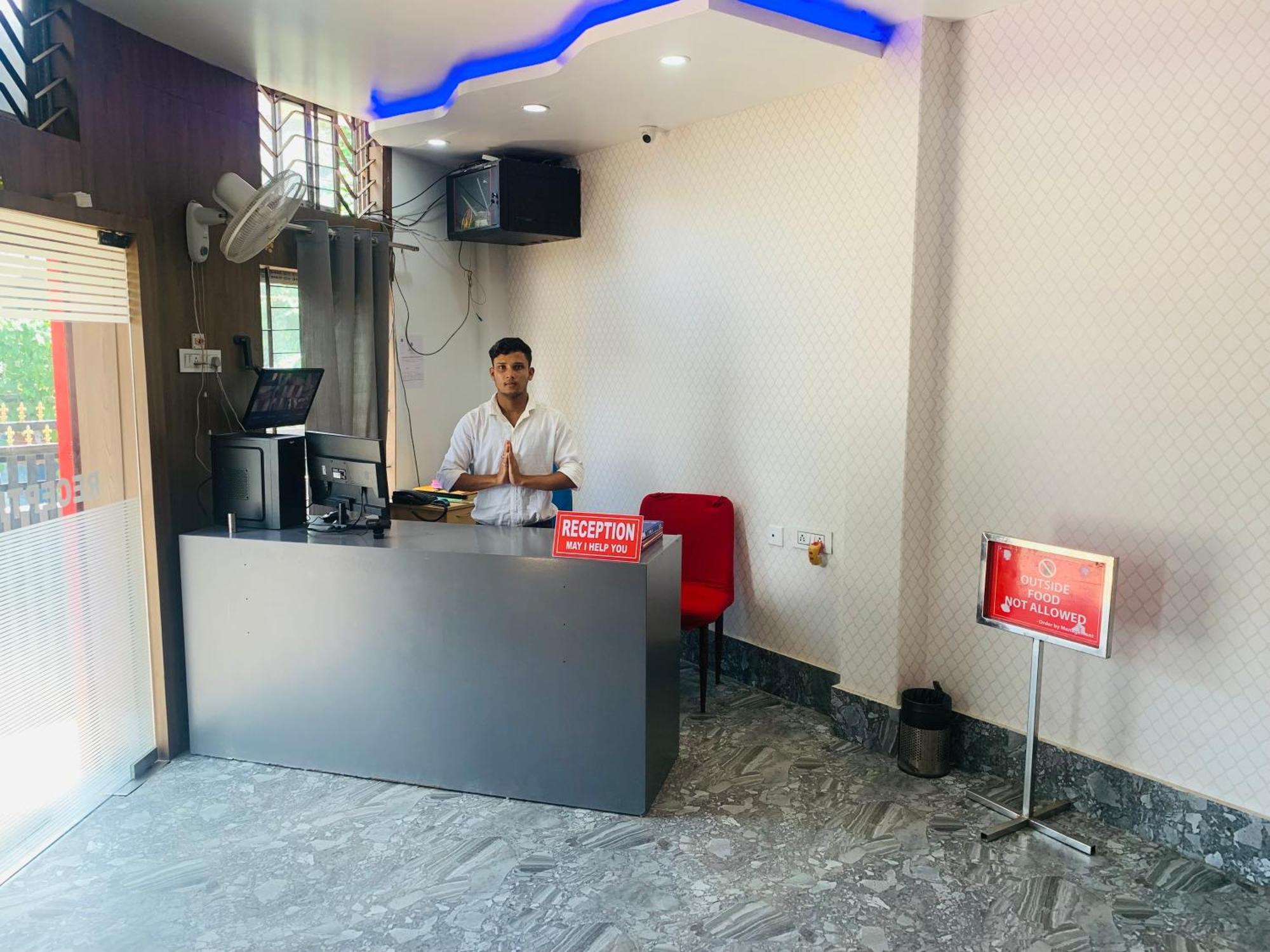 Hotel Aditya Palace 구와하티 외부 사진