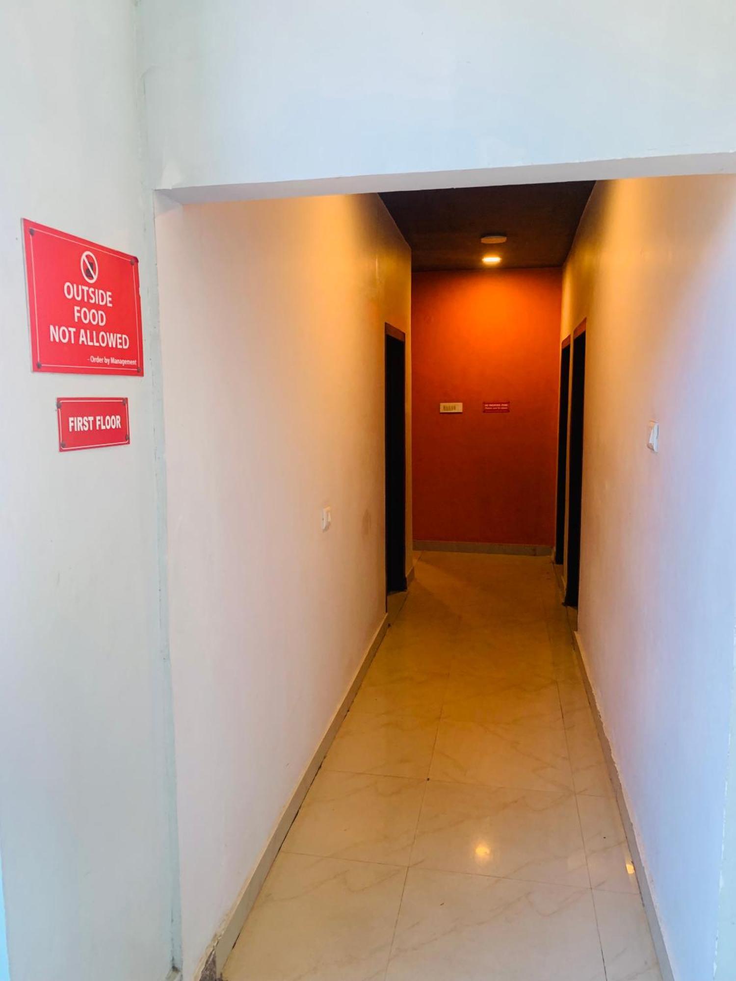 Hotel Aditya Palace 구와하티 외부 사진