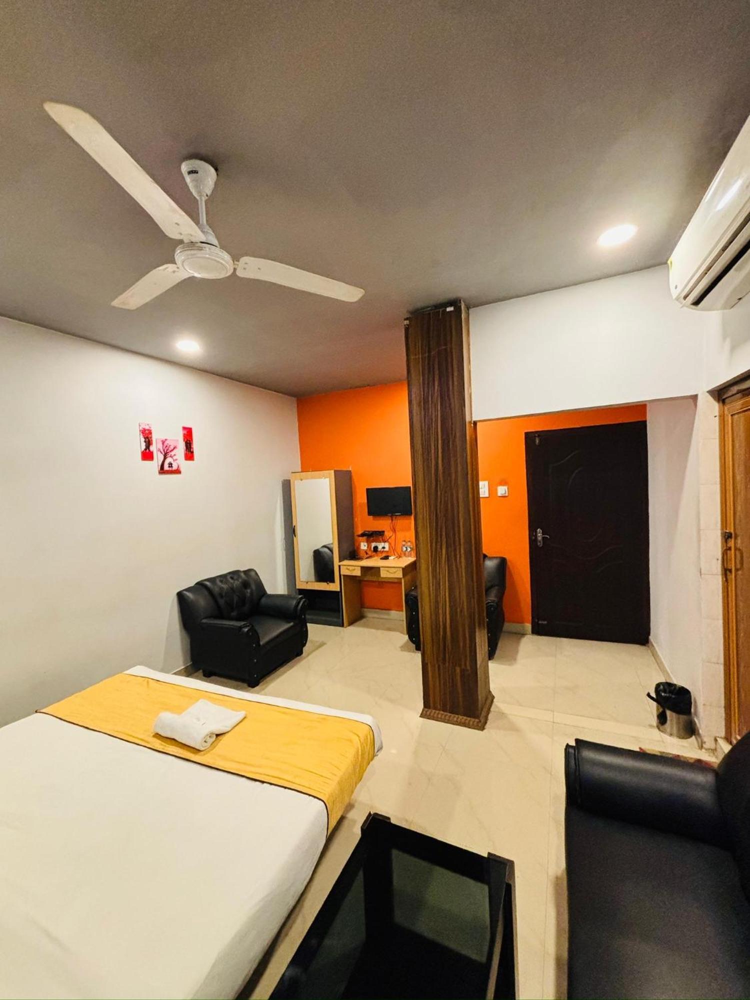 Hotel Aditya Palace 구와하티 외부 사진