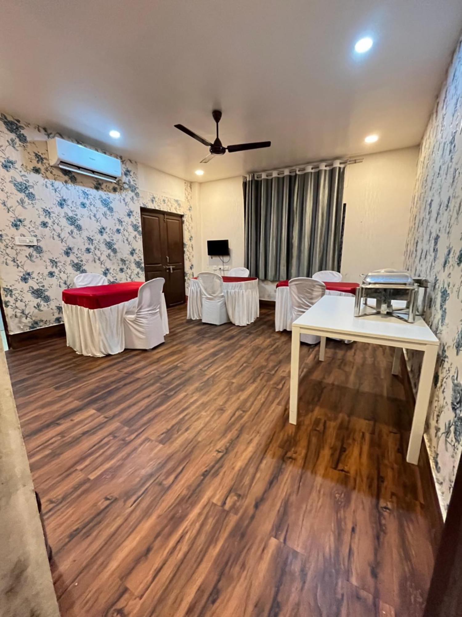 Hotel Aditya Palace 구와하티 외부 사진